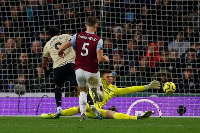 Burnley 0-2 Man Utd: “Song sát” Martial, Rashford lập công - 4