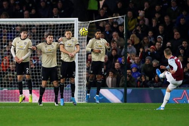 Burnley 0-2 Man Utd: “Song sát” Martial, Rashford lập công - 5