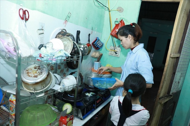 Nữ công nhân đơn thân: Quay cuồng với vòng xoáy kiếm tiền, chăm con - 1 Nữ công nhân đơn thân: Quay cuồng với vòng xoáy kiếm tiền, chăm con - 1