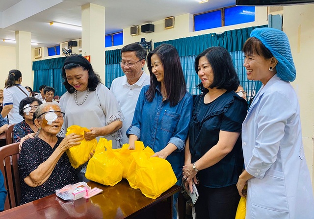 NSND Kim Cương giúp người nghèo mổ mắt đón Tết - 1