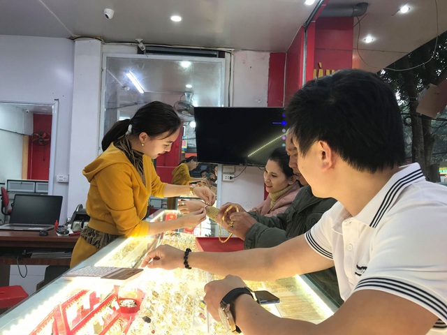 Giá vàng phá “quy luật” giảm cuối năm, dân ngó lơ chuyện đầu cơ - 2 Giá vàng phá “quy luật” giảm cuối năm, dân ngó lơ chuyện đầu cơ - 2