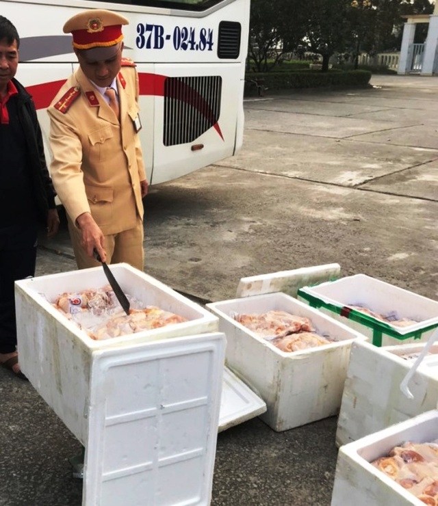 Phát hiện gần 3 tạ đùi gà không rõ nguồn gốc làm thượng đế trên xe khách - 1 Phát hiện gần 3 tạ đùi gà không rõ nguồn gốc làm thượng đế trên xe khách - 1