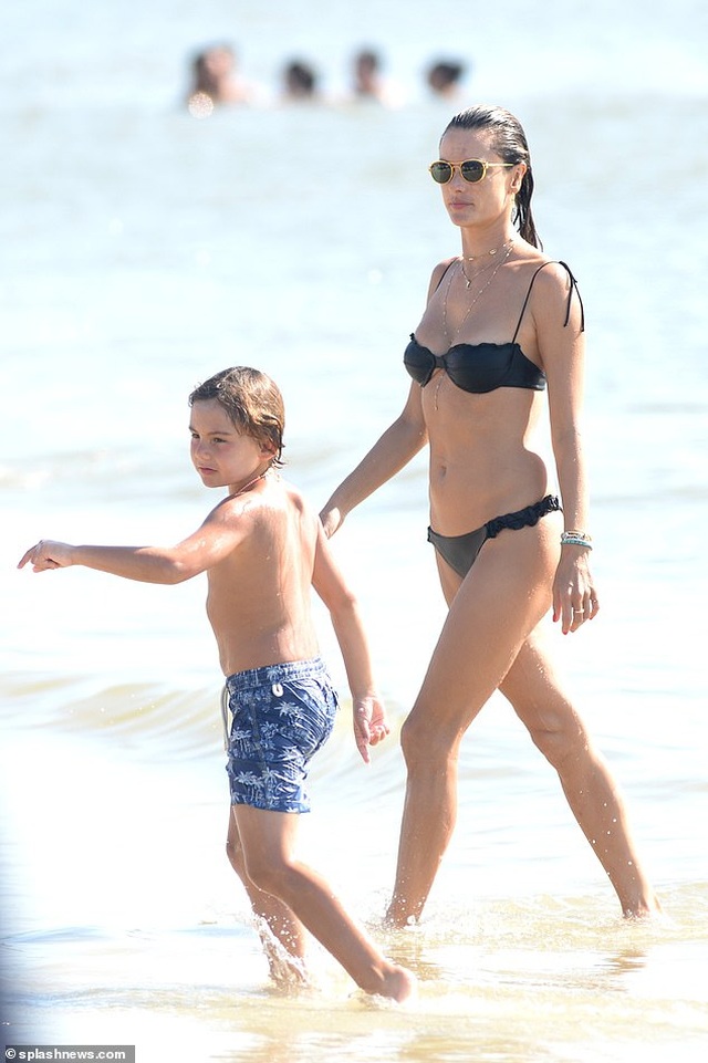 Alessandra Ambrosio quyến rũ sải bước trên biển Brazil - 2 Alessandra Ambrosio quyến rũ sải bước trên biển Brazil - 2