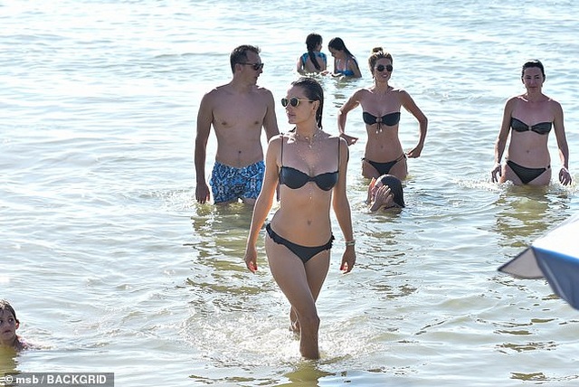 Alessandra Ambrosio quyến rũ sải bước trên biển Brazil - 9 Alessandra Ambrosio quyến rũ sải bước trên biển Brazil - 9