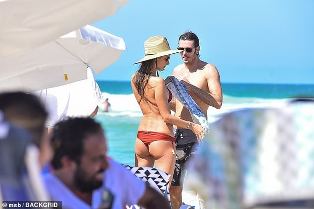 Alessandra Ambrosio quyến rũ sải bước trên biển Brazil - 7 Alessandra Ambrosio quyến rũ sải bước trên biển Brazil - 7