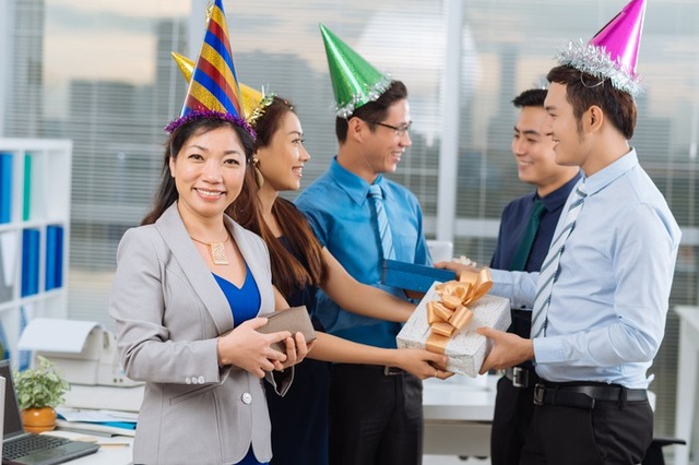 Tiết lộ món quà tặng cuối năm mà nhân viên mong đợi nhất - 1 Tiết lộ món quà tặng cuối năm mà nhân viên mong đợi nhất - 1