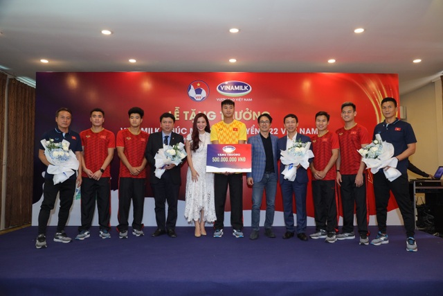 Vinamilk trao thưởng 1 tỷ đồng chúc mừng U22 nam và đội tuyển nữ vô địch SEA Games 30 - 1 Vinamilk trao thưởng 1 tỷ đồng chúc mừng U22 nam và đội tuyển nữ vô địch SEA Games 30 - 1