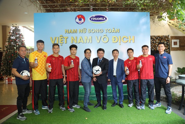Vinamilk trao thưởng 1 tỷ đồng chúc mừng U22 nam và đội tuyển nữ vô địch SEA Games 30 - 3 Vinamilk trao thưởng 1 tỷ đồng chúc mừng U22 nam và đội tuyển nữ vô địch SEA Games 30 - 3