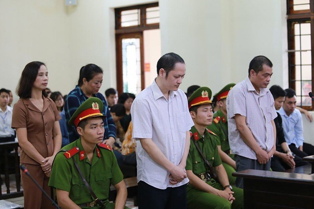 Vụ gian lận điểm thi ở Hà Giang: Vợ ông Triệu Tài Vinh bị khiển trách - 1