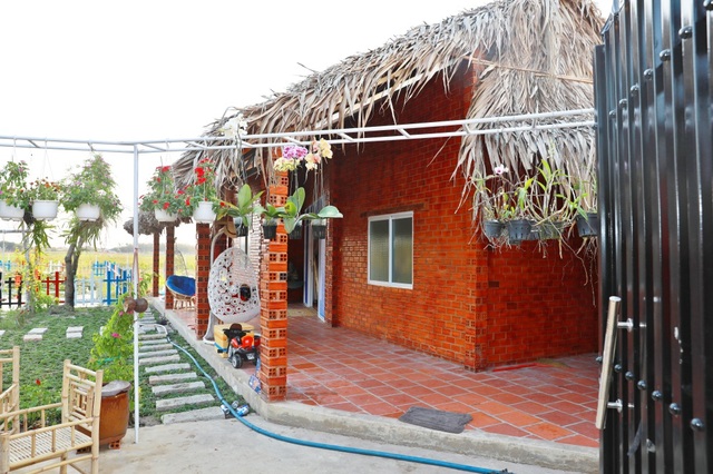 Quyền Linh đưa vợ con thăm nhà vườn hàng nghìn m2 của em trai Quyền Lộc - 16 Quyền Linh đưa vợ con thăm nhà vườn hàng nghìn m2 của em trai Quyền Lộc - 16