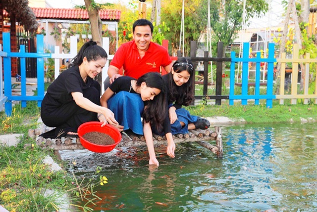 Quyền Linh đưa vợ con thăm nhà vườn hàng nghìn m2 của em trai Quyền Lộc - 2 Quyền Linh đưa vợ con thăm nhà vườn hàng nghìn m2 của em trai Quyền Lộc - 2