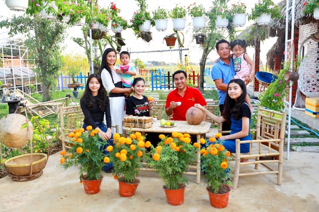 Quyền Linh đưa vợ con thăm nhà vườn hàng nghìn m2 của em trai Quyền Lộc - 1 Quyền Linh đưa vợ con thăm nhà vườn hàng nghìn m2 của em trai Quyền Lộc - 1