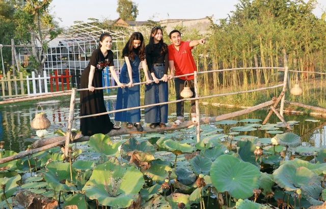 Quyền Linh đưa vợ con thăm nhà vườn hàng nghìn m2 của em trai Quyền Lộc - 11