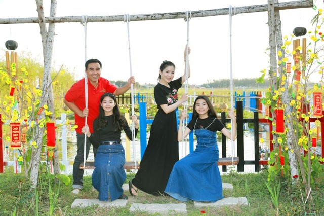 Quyền Linh đưa vợ con thăm nhà vườn hàng nghìn m2 của em trai Quyền Lộc - 4 Quyền Linh đưa vợ con thăm nhà vườn hàng nghìn m2 của em trai Quyền Lộc - 4