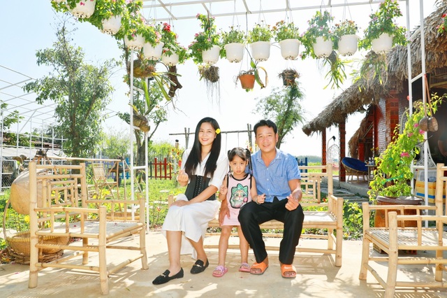 Quyền Linh đưa vợ con thăm nhà vườn hàng nghìn m2 của em trai Quyền Lộc - 10 Quyền Linh đưa vợ con thăm nhà vườn hàng nghìn m2 của em trai Quyền Lộc - 10