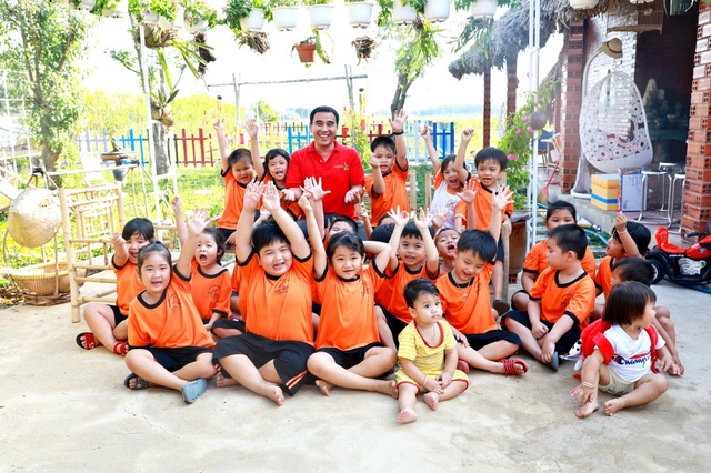 Quyền Linh đưa vợ con thăm nhà vườn hàng nghìn m2 của em trai Quyền Lộc - 15 Quyền Linh đưa vợ con thăm nhà vườn hàng nghìn m2 của em trai Quyền Lộc - 15