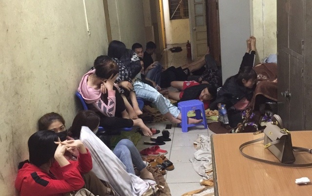 Phát hiện gần 30 dân chơi đang bay lắc tại quán karaoke - 1 Phát hiện gần 30 dân chơi đang bay lắc tại quán karaoke - 1