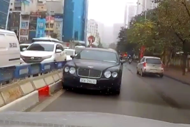 Phạt tài xế lái xe Bentley đi ngược chiều 1 triệu đồng - 1