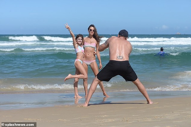 Alessandra Ambrosio thư thái đón năm mới tại quê nhà - 3 Alessandra Ambrosio thư thái đón năm mới tại quê nhà - 3