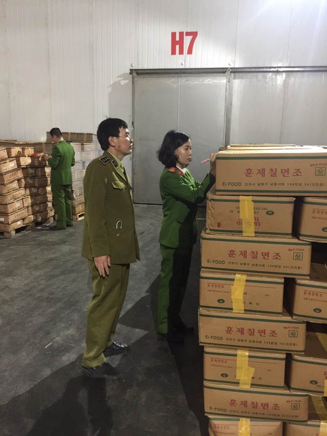 Quản lý thị trường vào cuộc, chặn đứng 25 tấn đùi gà Hàn Quốc thối sắp ra thị trường - 1 Quản lý thị trường vào cuộc, chặn đứng 25 tấn đùi gà Hàn Quốc thối sắp ra thị trường - 1