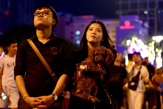 Khách Tây trao nhau nụ hôn dưới màn pháo hoa chào đón năm mới ở Sài Gòn - 9