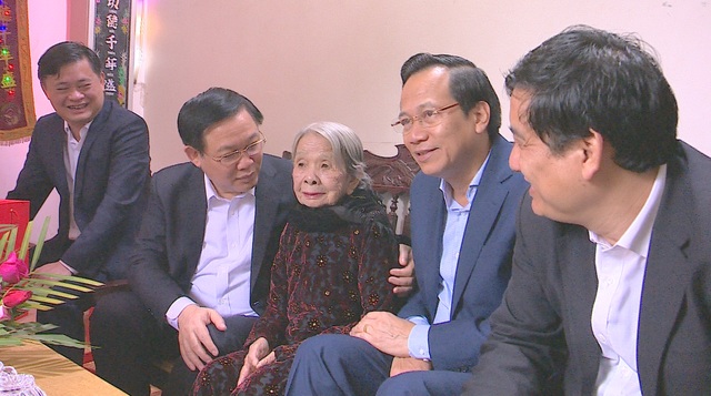 Phó Thủ tướng Vương Đình Huệ thăm, tặng quà các gia đình chính sách, hoàn cảnh khó khăn - Ảnh minh hoạ 8