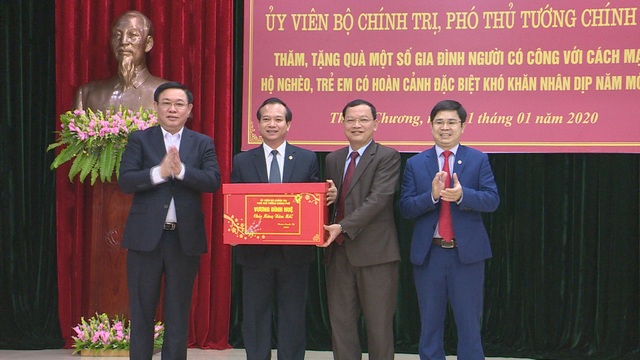 Phó Thủ tướng Vương Đình Huệ thăm, tặng quà các gia đình chính sách, hoàn cảnh khó khăn - Ảnh minh hoạ 9