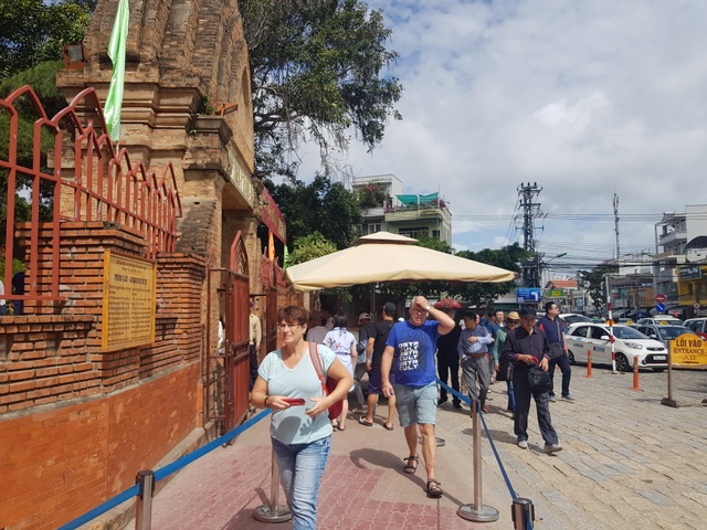 Du khách hân hoan tham quan Nha Trang trong ngày đầu năm mới - 4