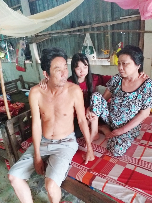Cô gái nghẹn ngào mượn nhà lập bàn thờ cho cha - 1 Cô gái nghẹn ngào mượn nhà lập bàn thờ cho cha - 1