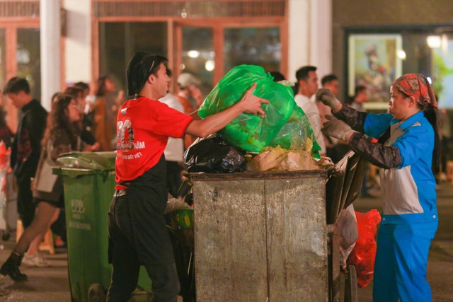 Phố đi bộ hồ Gươm ngập trong rác sau màn “đếm ngược chào năm mới” - 14 Phố đi bộ hồ Gươm ngập trong rác sau màn “đếm ngược chào năm mới” - 14
