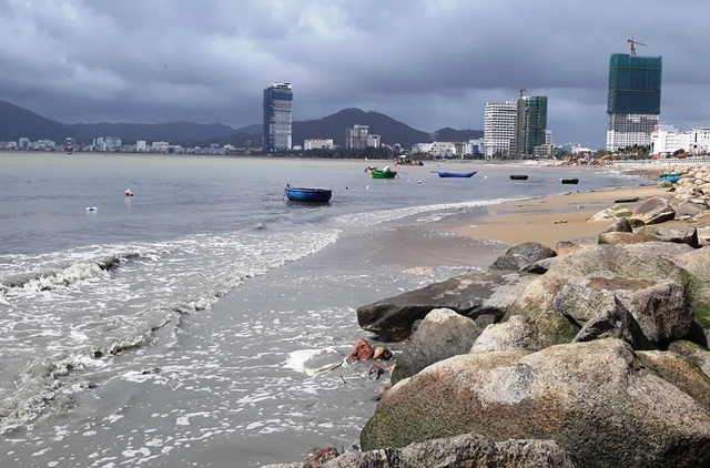 Nước đen ngòm, bốc mùi thối “tống” thẳng ra biển Quy Nhơn - 4 Nước đen ngòm, bốc mùi thối “tống” thẳng ra biển Quy Nhơn - 4
