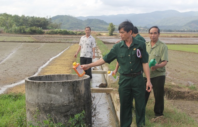 Cựu chiến binh vận động dân gom vỏ thuốc bảo vệ thực vật để bảo vệ môi trường - 5 Cựu chiến binh vận động dân gom vỏ thuốc bảo vệ thực vật để bảo vệ môi trường - 5