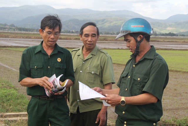 Cựu chiến binh vận động dân gom vỏ thuốc bảo vệ thực vật để bảo vệ môi trường - 4 Cựu chiến binh vận động dân gom vỏ thuốc bảo vệ thực vật để bảo vệ môi trường - 4