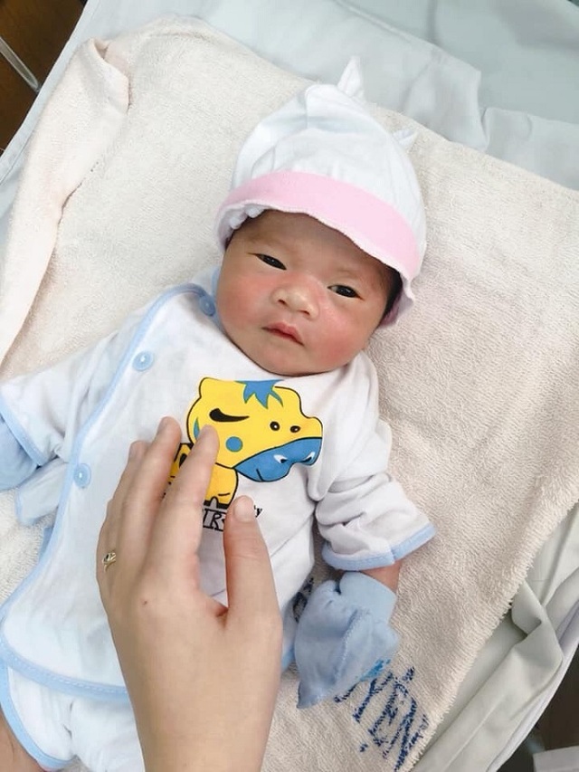 Vừa chào đời, bé trai kháu khỉnh bị mẹ bỏ lại bệnh viện - 1 Vừa chào đời, bé trai kháu khỉnh bị mẹ bỏ lại bệnh viện - 1