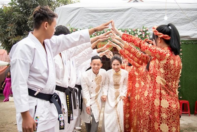 Đội bê tráp mặc trang phục võ thuật trong đám hỏi xứ Nghệ gây “sốt” - 1 Đội bê tráp mặc trang phục võ thuật trong đám hỏi xứ Nghệ gây “sốt” - 1