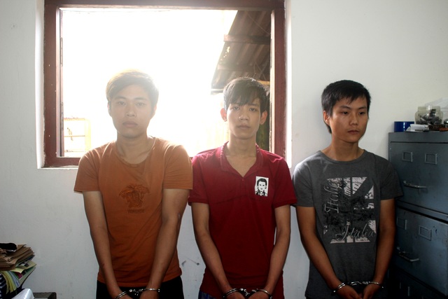 Ba thanh niên dùng dao khống chế cướp điện thoại và 40 nghìn đồng - 1 Ba thanh niên dùng dao khống chế cướp điện thoại và 40 nghìn đồng - 1