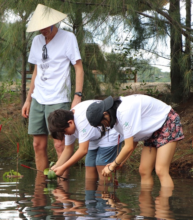 Khu nghỉ dưỡng L'Alya Ninh Vân Bay cùng du khách hưởng ứng phong trào trồng rừng ngập mặn - 3