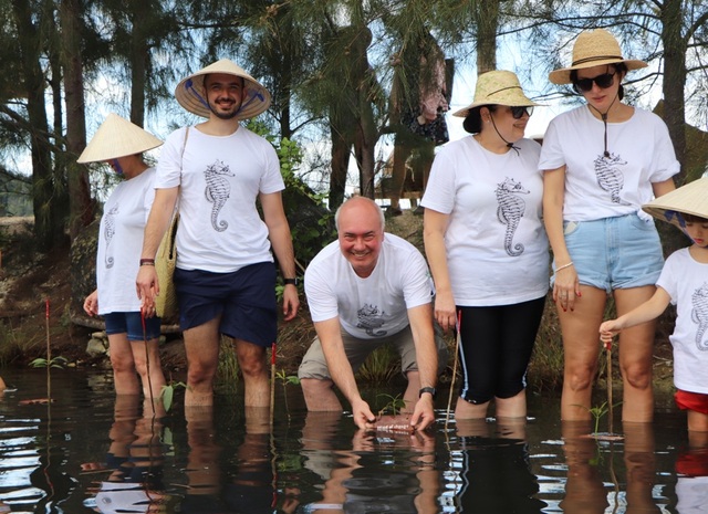 Khu nghỉ dưỡng  L'Alya Ninh Vân Bay cùng du khách hưởng ứng phong trào trồng rừng ngập mặn - 4