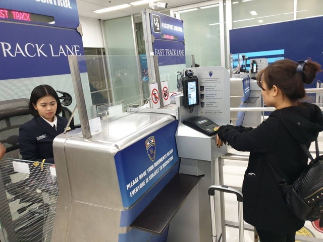 Nữ du khách Việt bị bắt vì dùng hộ chiếu của người khác - 1 Nữ du khách Việt bị bắt vì dùng hộ chiếu của người khác - 1