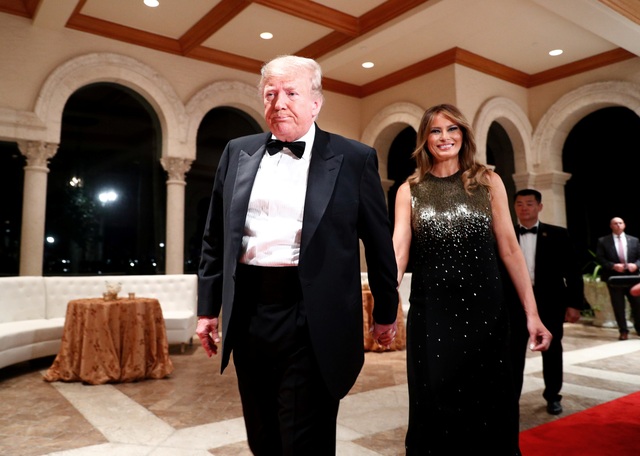 Dự tiệc năm mới, cậu út nhà Trump nổi bật với chiều cao 1,9 mét - Ảnh minh hoạ 4