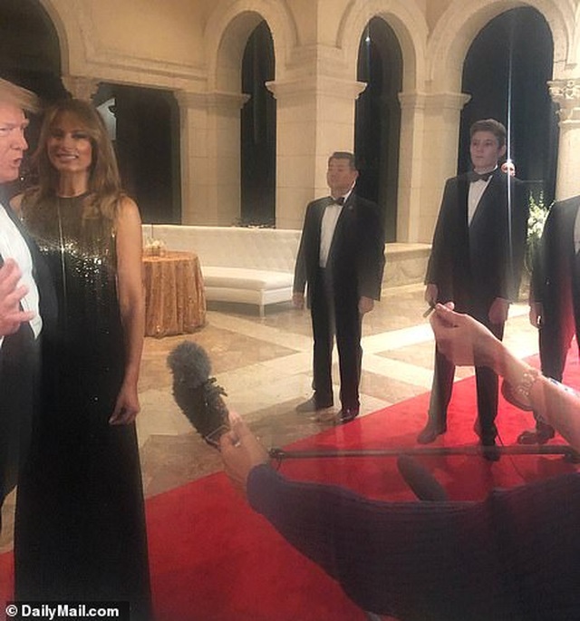 Dự tiệc năm mới, cậu út nhà Trump nổi bật với chiều cao 1,9 mét - Ảnh minh hoạ 2
