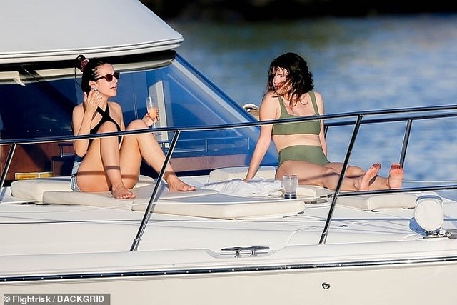 Selena Gomez mặc áo tắm khoe dáng khỏe khoắn - 2 Selena Gomez mặc áo tắm khoe dáng khỏe khoắn - 2