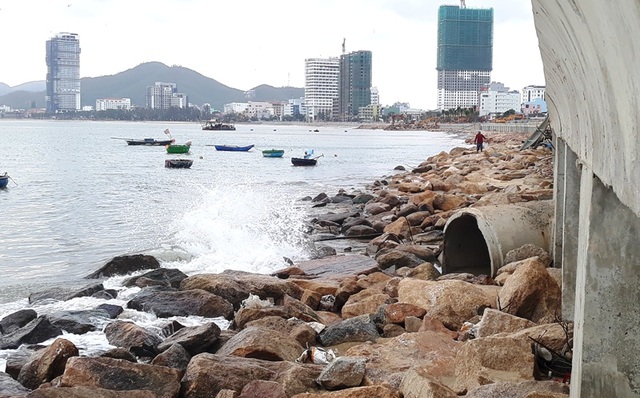 Vụ nước thải đem ngòm chảy ra biển Quy Nhơn: Tạm dừng bơm hút, nạo vét cát - 2 Vụ nước thải đem ngòm chảy ra biển Quy Nhơn: Tạm dừng bơm hút, nạo vét cát - 2