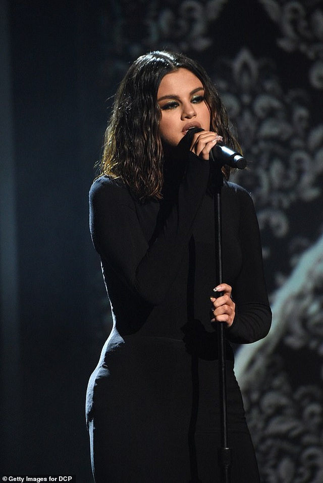 Selena Gomez mặc áo tắm khoe dáng khỏe khoắn - 7 Selena Gomez mặc áo tắm khoe dáng khỏe khoắn - 7