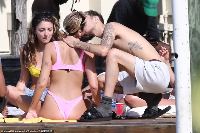 Dua Lipa diện bikini khoe dáng gợi cảm bên bạn trai - 5 Dua Lipa diện bikini khoe dáng gợi cảm bên bạn trai - 5
