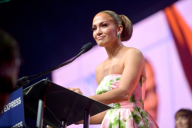 jennifer-lopez-31st-annual-palm-springs-internationalve-po-6-vi-hl-q-el-1578057943134.jpg