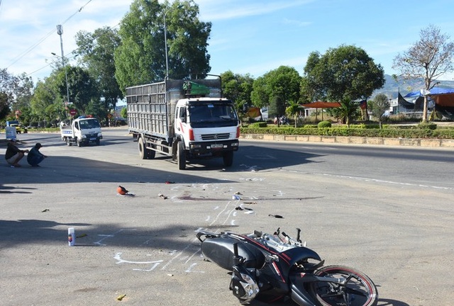 Va chạm với ô tô, 2 nữ sinh thương vong trên đường đi học về - 1 Va chạm với ô tô, 2 nữ sinh thương vong trên đường đi học về - 1