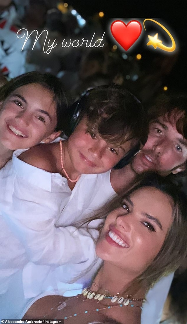 Alessandra Ambrosio tung tăng đón năm mới trên biển - 11 Alessandra Ambrosio tung tăng đón năm mới trên biển - 11