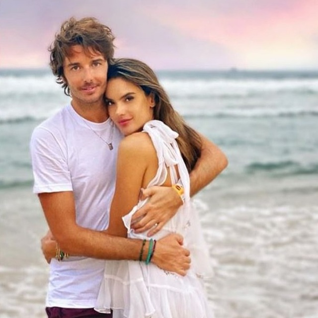 Alessandra Ambrosio tung tăng đón năm mới trên biển - 10 Alessandra Ambrosio tung tăng đón năm mới trên biển - 10