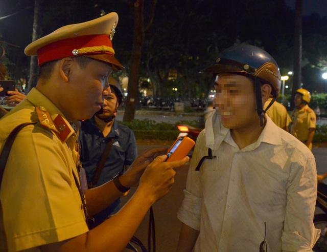 “Uống 3 lon bia mà bị phạt 4,5 triệu đồng thì nặng quá!” - 4 “Uống 3 lon bia mà bị phạt 4,5 triệu đồng thì nặng quá!” - 4